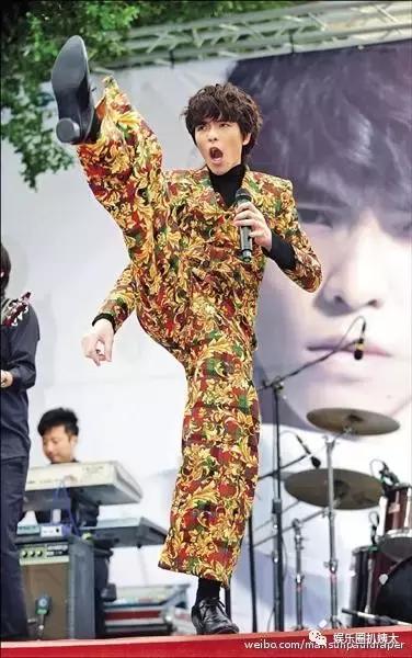 张杰下腰歌唱,张杰大张伟开场舞