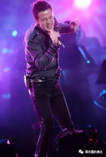 张杰下腰歌唱,张杰大张伟开场舞