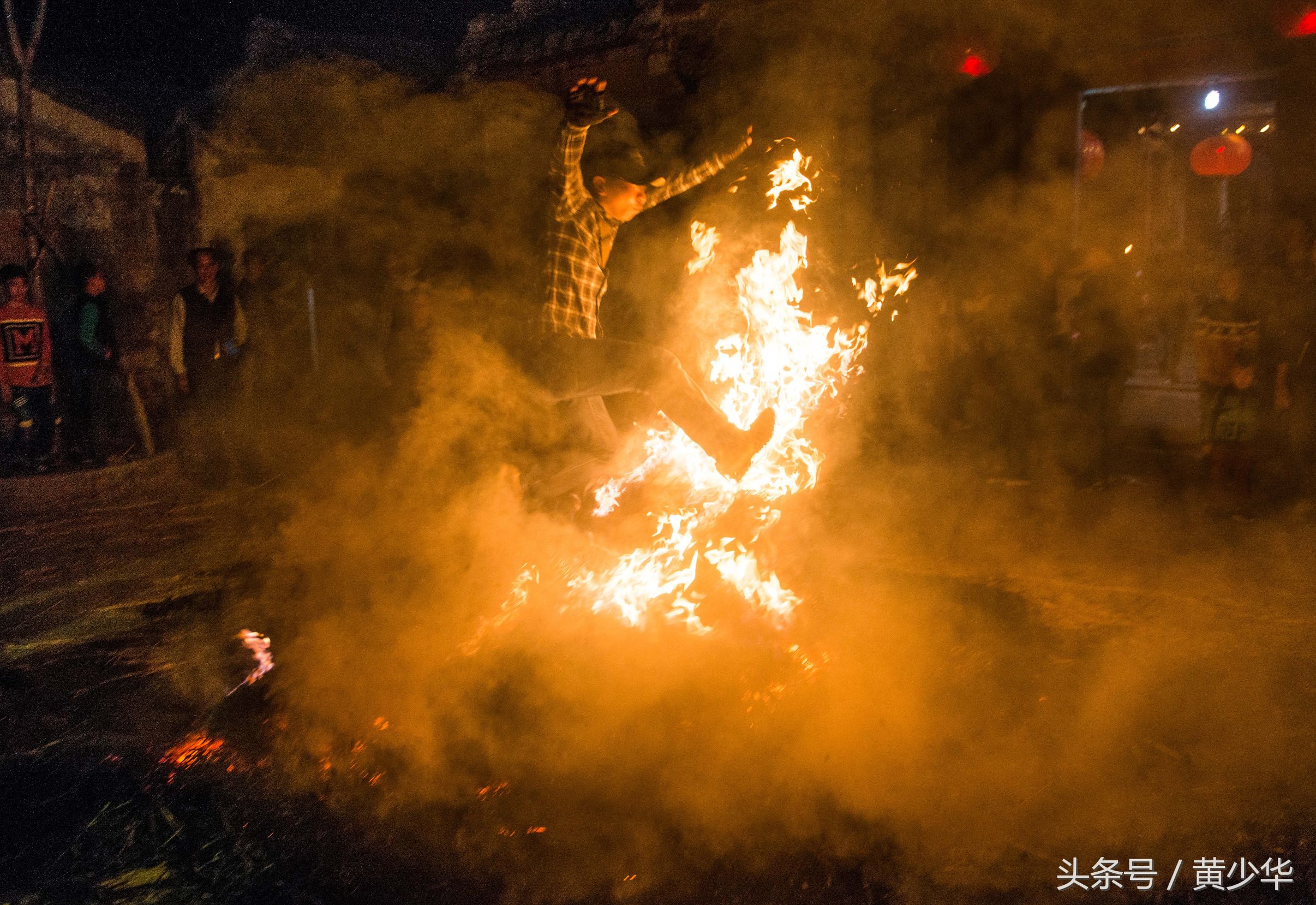 广东普宁民俗送香船跳火堆