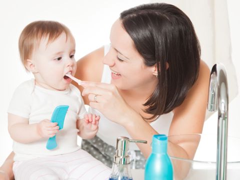 育儿专家说奶瓶龋的危害有哪些,宝宝为何会形成奶瓶性蛀牙