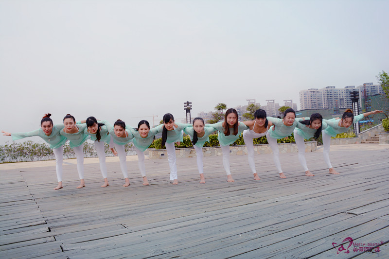 10个平凡女孩和瑜伽共舞之后