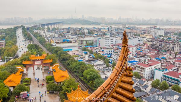 武汉专有的黄鹤楼,黄鹤楼是武汉著名的景点英文