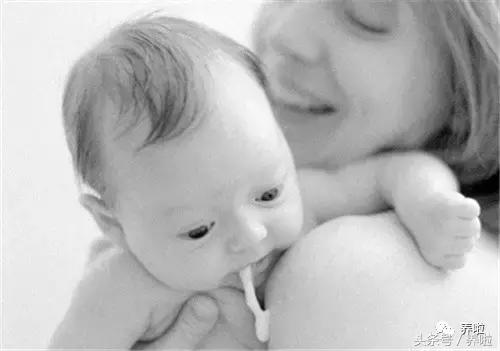 满月宝宝总是干呕怎么回事,宝宝最近吃东西总是干呕