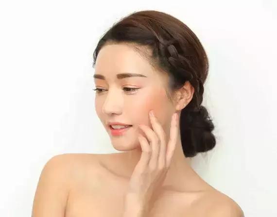 腮红怎么画持久,腮红要定妆前画吗