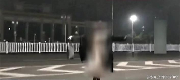 广西街头一名女模特公然裸露敏感部位拍视频