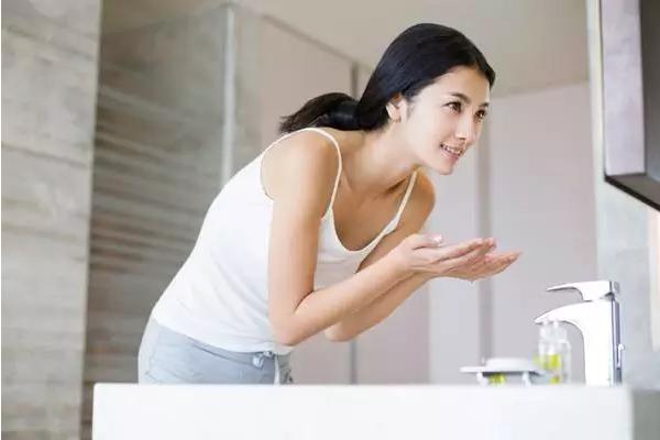 洗面奶买贵的是智商税吗,洗面奶买氨基酸的好吗