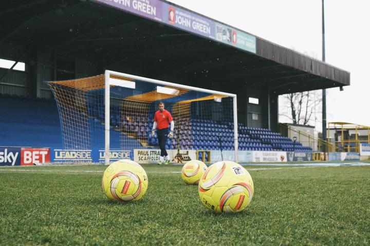 踢了很久足球但踢的不是很好,踢了几年足球还是拿不住球