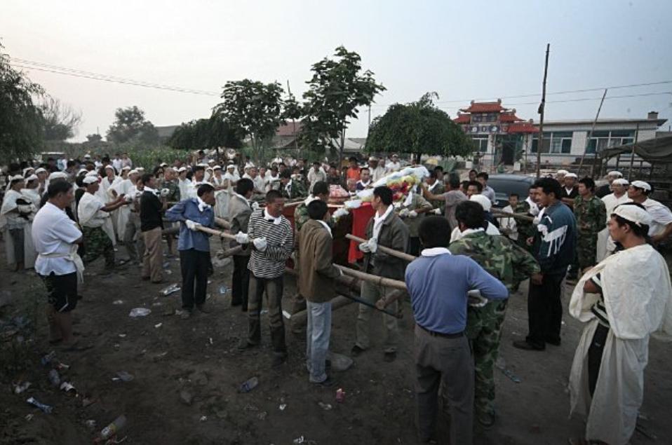 梦中看到别人抬棺材是什么意思,梦见自己抬死人是什么征兆