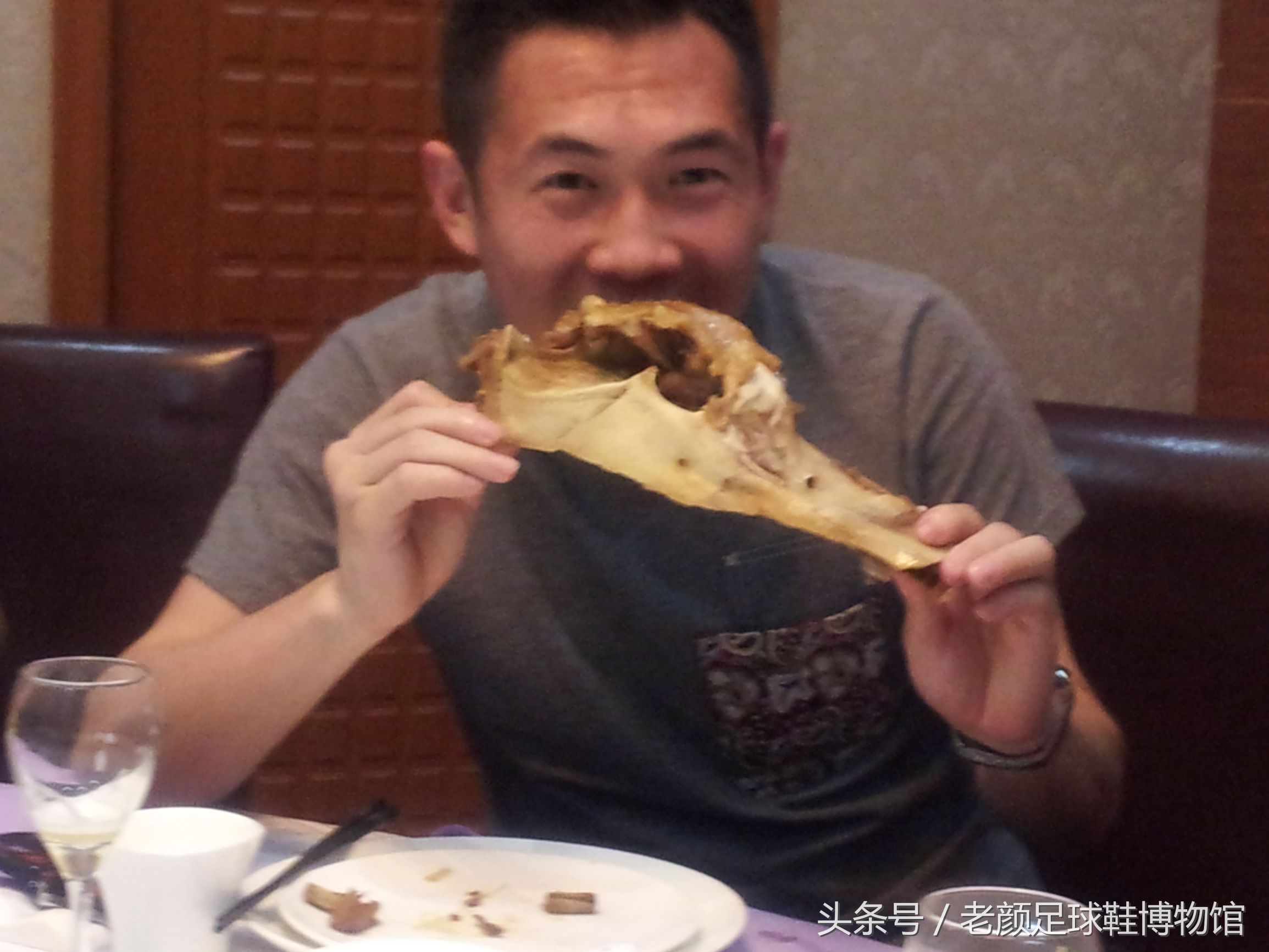 重庆足球鞋奇葩鞋 (重庆足球鞋碎钉推荐)