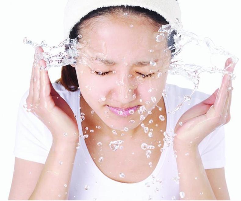 皮肤缺水出油怎么护肤,皮肤干燥缺水怎么修护