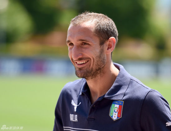 人民日报关于足球文章,人民日报男孩踢球