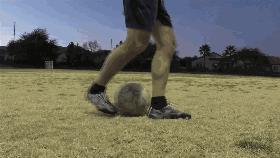 足球教学1v1防守,足球v字拉球视频教学