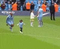 足球搞笑过人动图,爆笑足球笑死人的时刻