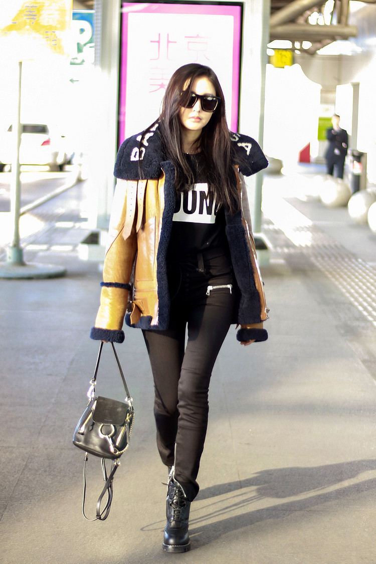 张天爱鳄鱼与牙签鸟长腿,万人迷的长腿美女张天爱