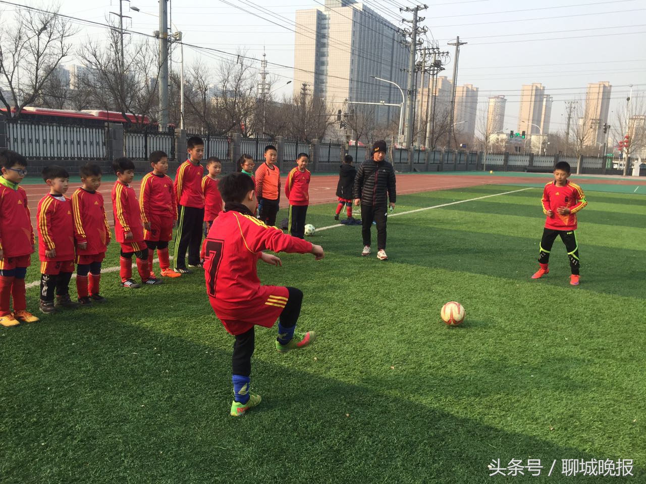 小学生踢足球可以加分吗,青少年踢足球有什么好处