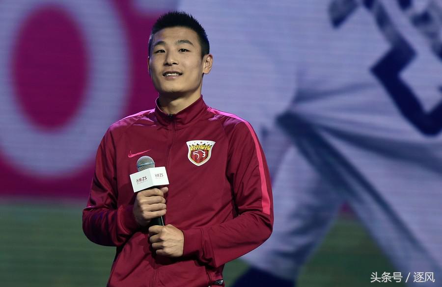 上海上港球员车模互动！武磊、奥斯卡显青涩！