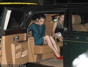 劳斯莱斯上一共有几把雨伞,劳斯莱斯的雨伞打开是什么样子