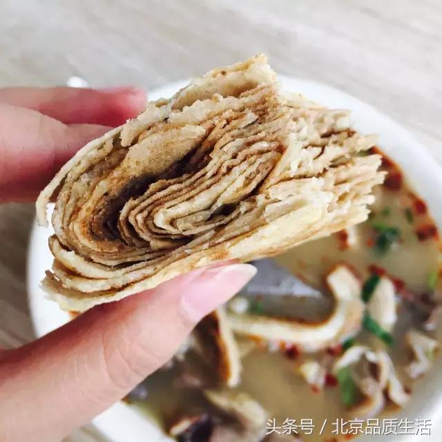 一天1万个都不够,这个北京爷们用40年创造了麻酱烧饼的传奇!