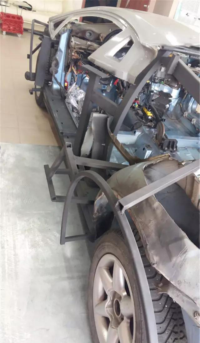 无敌了！穷小伙打烂标致406，改装成法拉利，*博兰**基尼