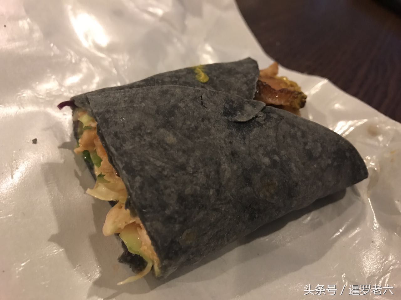 泰国街头小吃烤鸡看着就想吃,泰国街头特色炭烤鸡酱汁