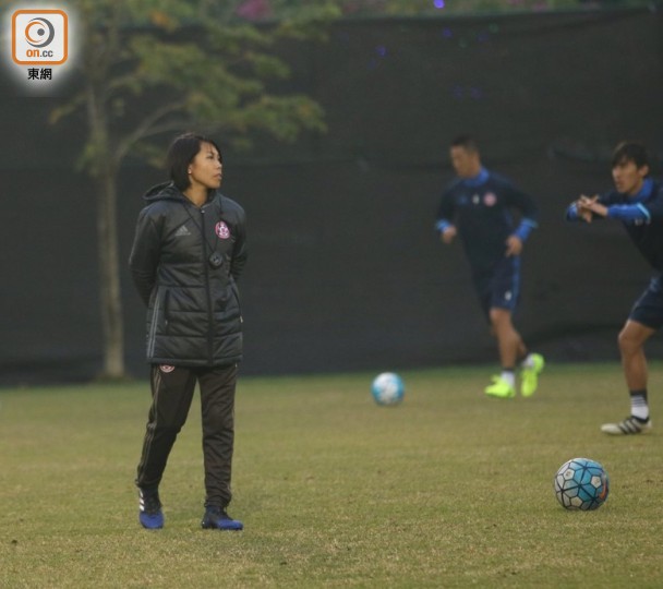 恒大对手冒雨训练美女主帅与球迷合影不关注“退票”风波