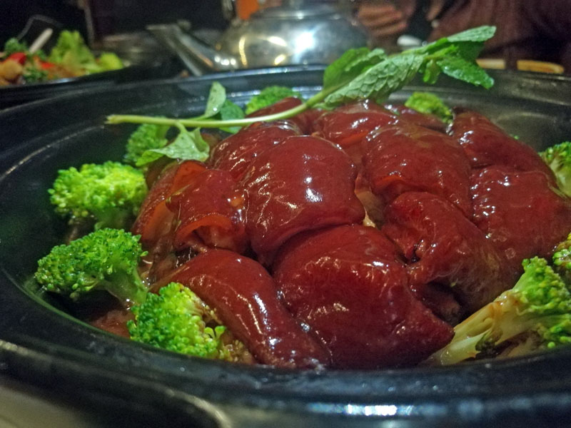 广西全猪宴哪里最好吃,南宁吃烤巴马香猪肉哪家最出名