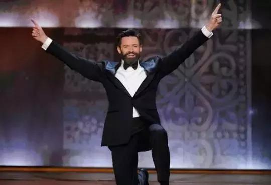 休杰克曼还会不会演金刚狼了 (休杰克曼牵手爱妻现身)