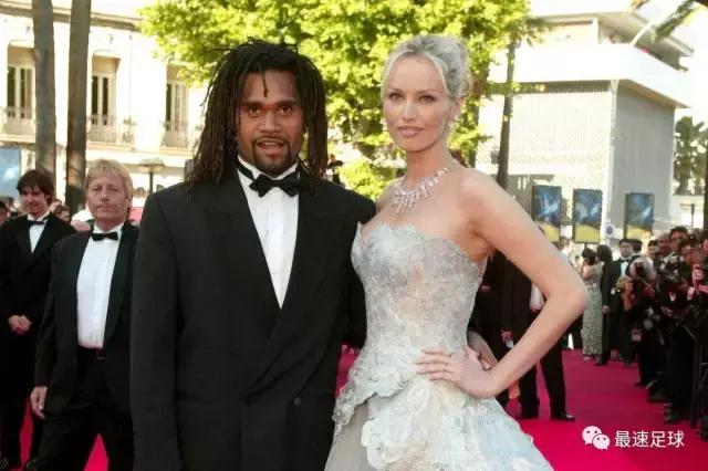 和模特妻子在后院踢球，也许是卡伦布最完美的爱情记忆