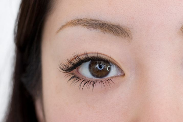 眼睫毛进入眼睛有什么伤害,植睫毛对眼睛有什么影响