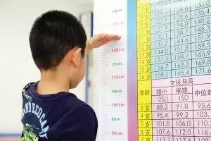 7岁男孩晚上睡觉打鼾憋气严重,8岁小男孩晚上睡觉鼾声大