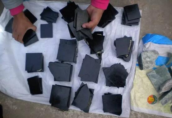 这丝滑，像抚摸刚出水的女人的肌肤一般