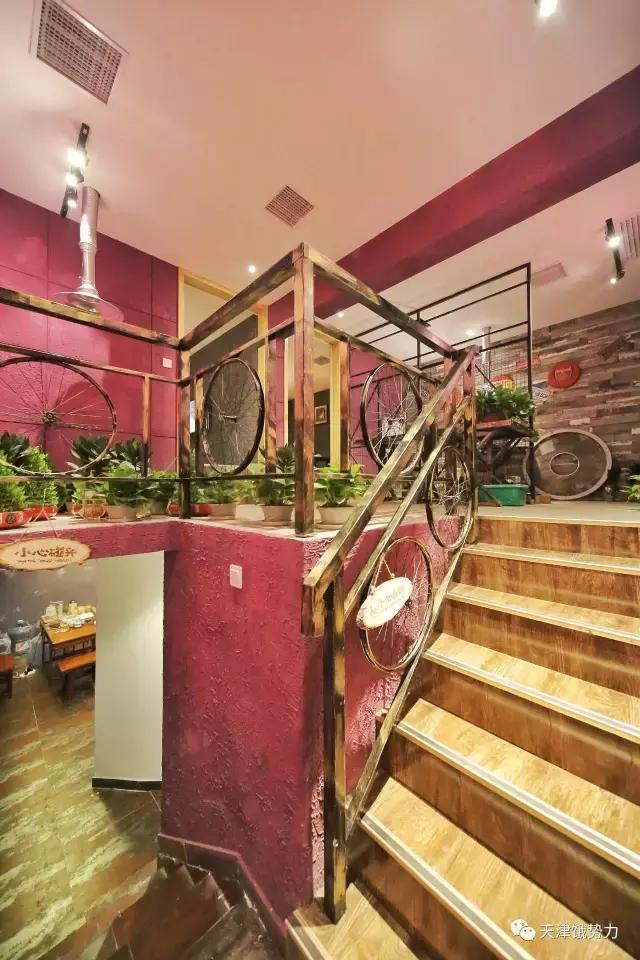 大金链子小手表先吃烧烤后泡澡,大金链子小手表吸着烟