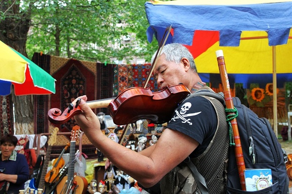 中国竹笛一响，亚美尼亚古董市场上的乐器贩子脸就红了