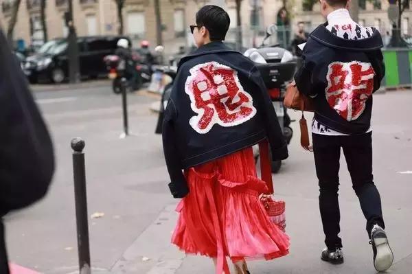 外国人把“酱油”穿在身桑,时尚界都流行用中文装逼啦!