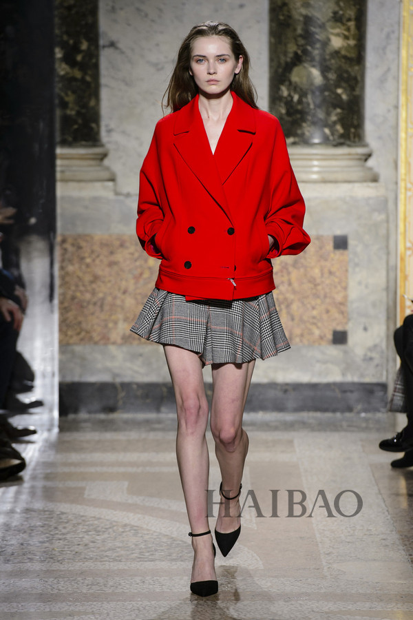 智慧女性心目中的最佳气质！MARYLING2017秋冬女装秀，海报网带你亲临2017秋冬米兰时装周