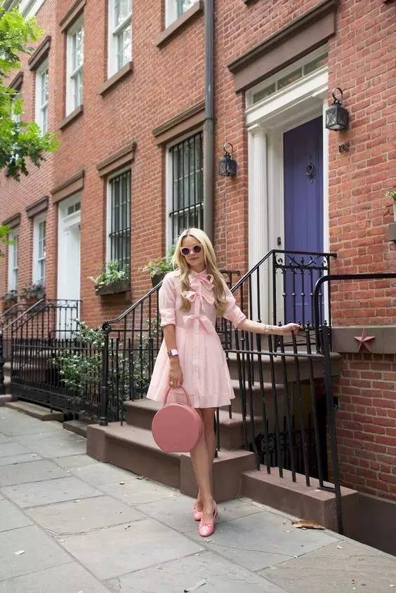 这个从不摘墨镜的酷女孩，竟然把粉红色穿得这么好看！