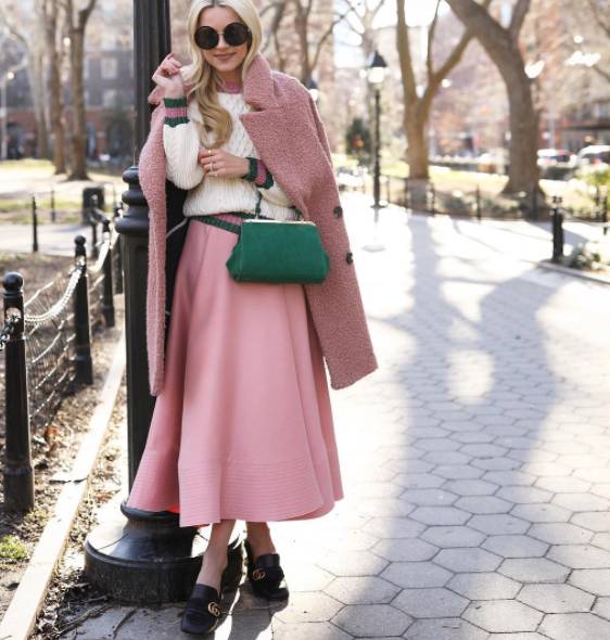 这个从不摘墨镜的酷女孩，竟然把粉红色穿得这么好看！