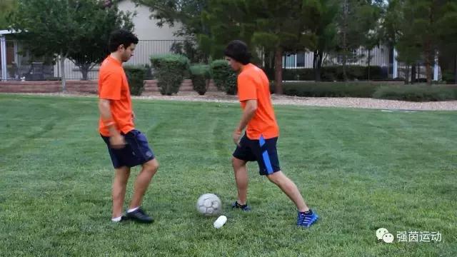 足球摆脱防守接球训练,传球吸引防守