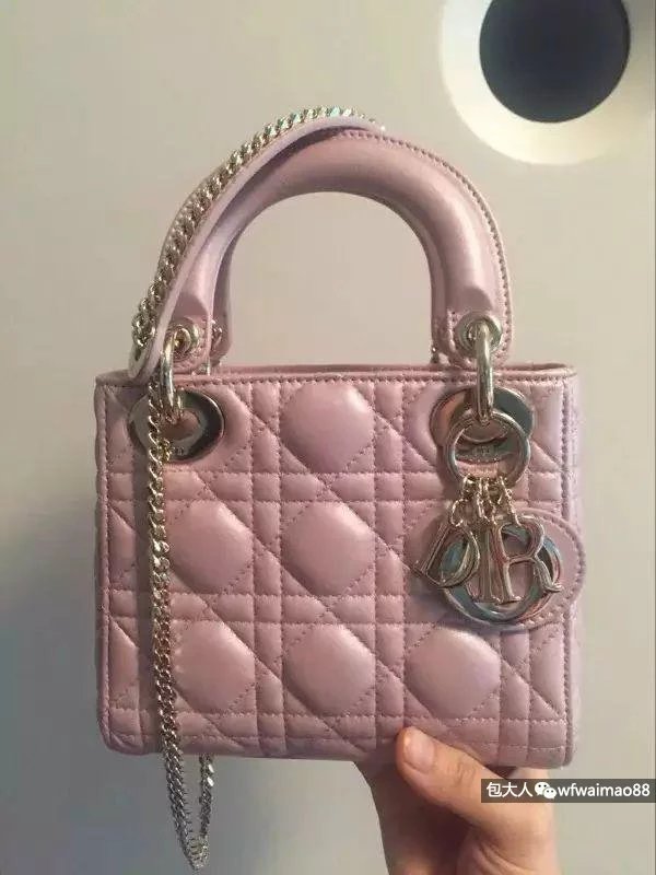 dior和lv包包选哪个,dior与prada的区别