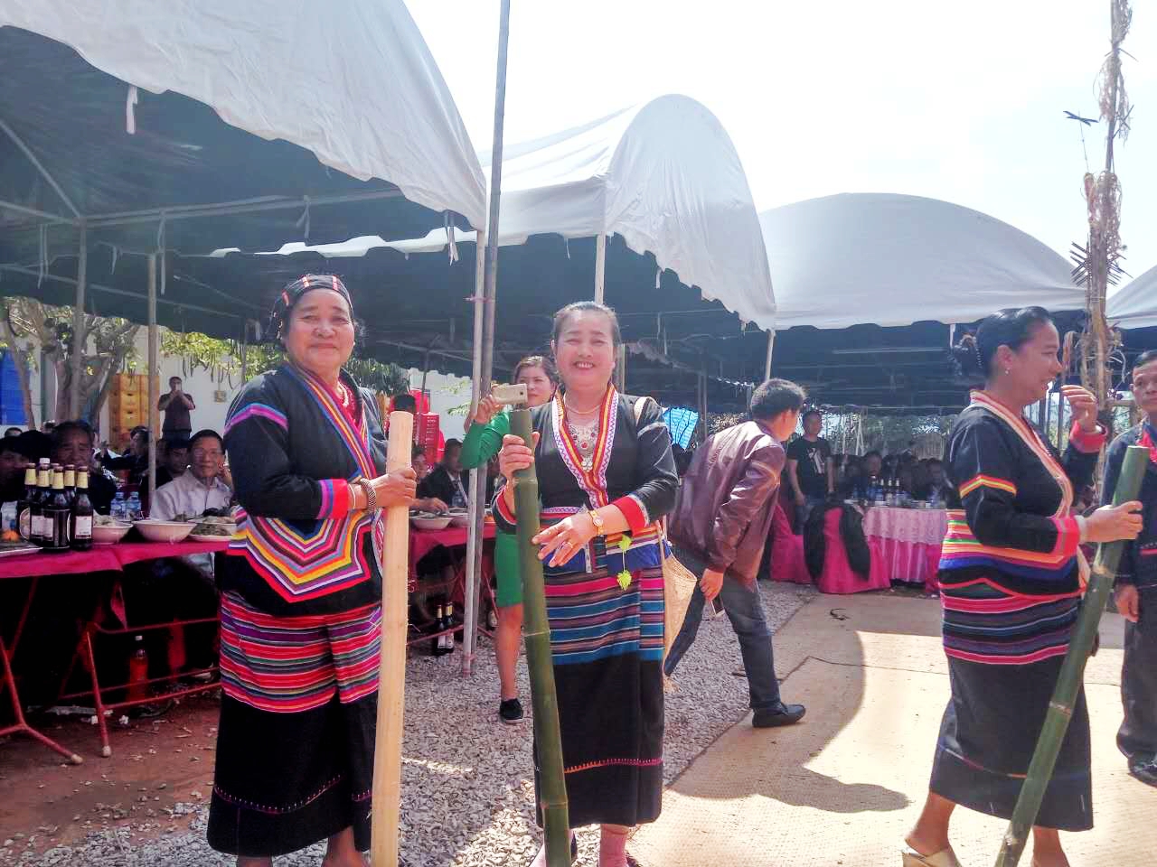 老挝街边的野生蜂蜜,老挝原始森林中纯天然野生蜂蜜