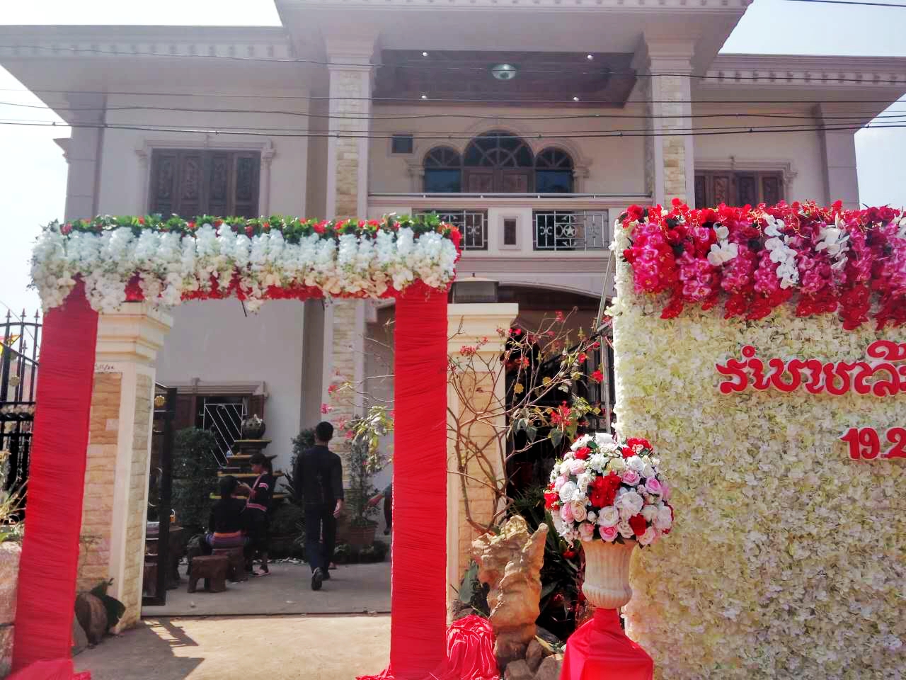 老挝街边的野生蜂蜜,老挝原始森林中纯天然野生蜂蜜