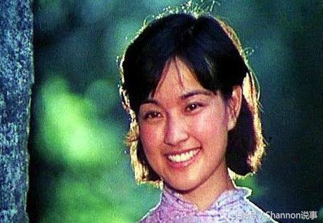 春晚第一位女主持，却因*税逃**入狱2年，复出后60岁演18岁少女