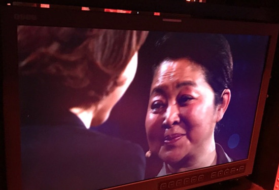 央视主持人董卿和倪萍的视频,两代央视一姐董卿倪萍同框