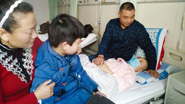 14岁少年捐骨髓救母,12岁弟弟捐骨髓救17岁姐姐