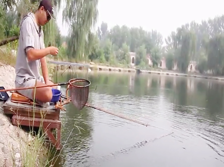 日本人用短竿子钓小鱼 (日本人用大海竿钓鱼)