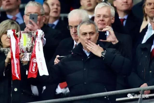 曼联首冠绝非终点,穆帅了却弗爵最大夙愿!颁奖典礼一瞬间太酷了