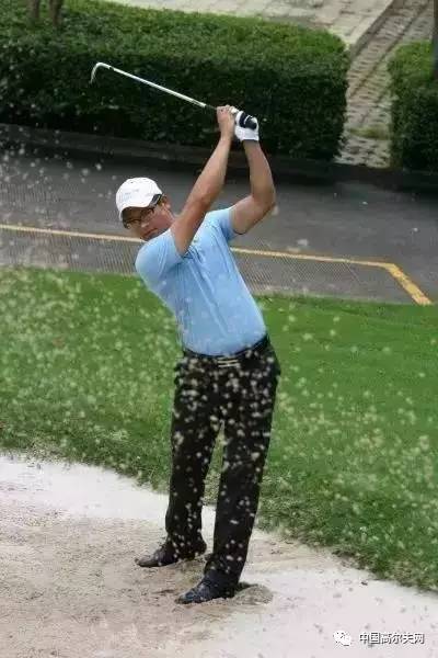 1分钟教你正确的高尔夫姿势,高尔夫的十个小技巧
