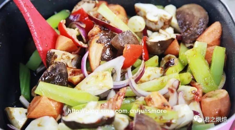 酱香味香辣鸡翅,酱香鸡翅加配菜怎么做