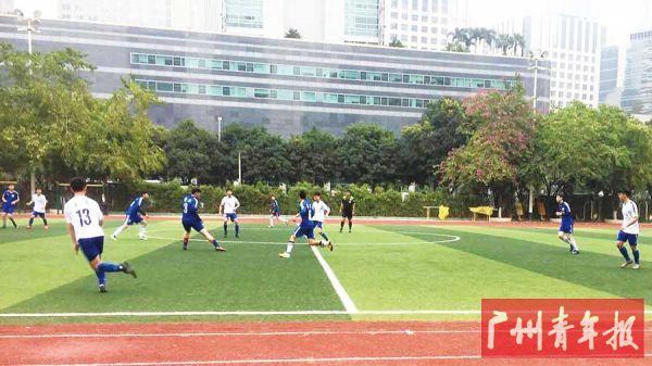 足球传递着人类最真挚的感情,足球两代人