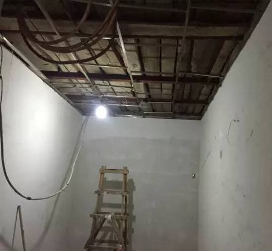 外国小鲜肉只花400元竟然租到了北京二环的房子,然而刚拿到房子的瞬间却差点哭了出来